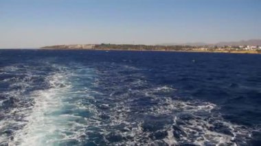 Tekne yüzen dalgalar ve Red Sea'deki/daki iz bırakır
