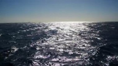 Hareketli deniz yüzeyi parlak yansıma