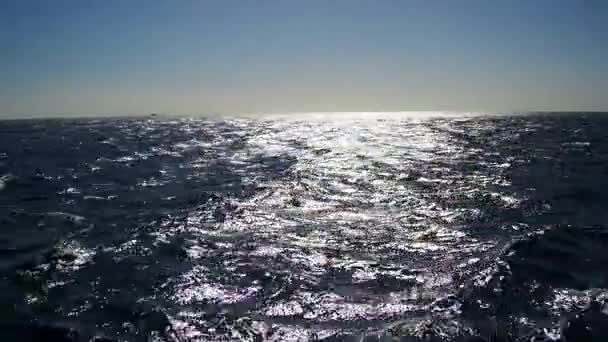Brillante reflexión sobre la superficie del mar en movimiento — Vídeos de Stock