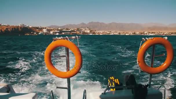 Лодка плывет по волнам и оставляет тропу в Красном море — стоковое видео