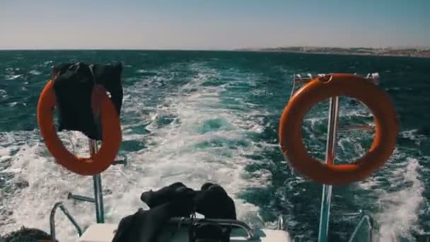 Bateau flotte sur les vagues et laisse un sentier dans la mer Rouge — Video