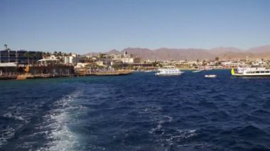 Tekne yüzen dalgalar ve Red Sea'deki/daki iz bırakır