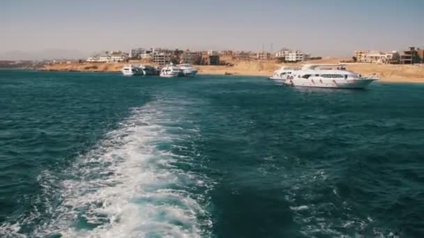Loď je plovoucí na vlnách a zanechává stopu v Rudém moři — Stock video