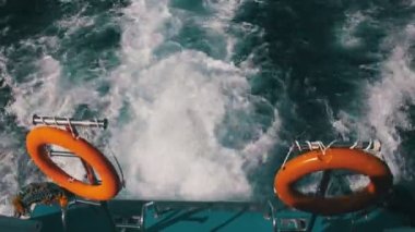 Tekne yüzen dalgalar ve Red Sea'deki/daki iz bırakır