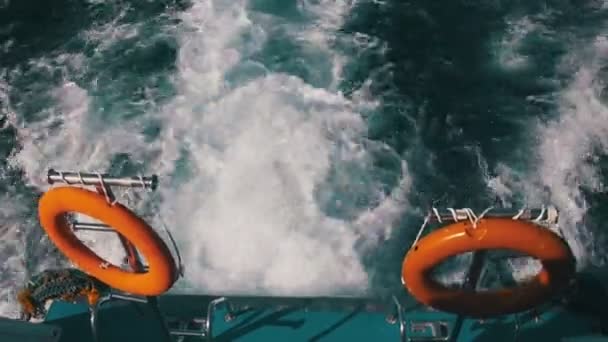 Barco flutua nas ondas e deixa uma trilha no Mar Vermelho — Vídeo de Stock