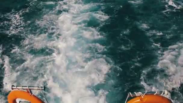 Barco está flotando en las olas y deja un rastro en el Mar Rojo — Vídeo de stock