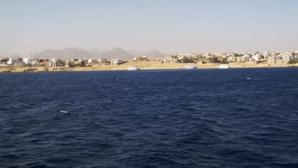 Paseo en barco en el placer Barco en el Mar Rojo con vistas a la costa Península del Sinaí, Egipto — Vídeos de Stock