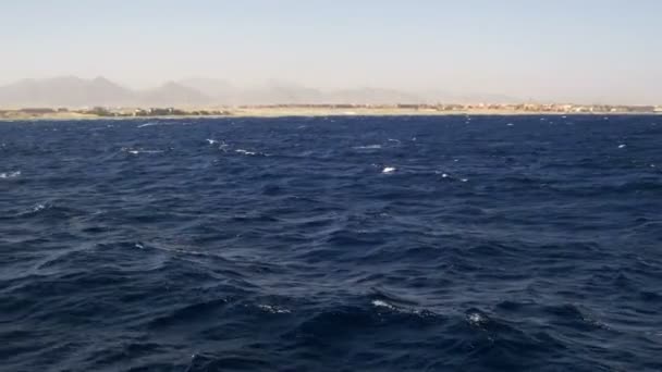 Båttur på fritidsbåten i Röda havet med utsikt över kusten Sinaihalvön, Egypten — Stockvideo