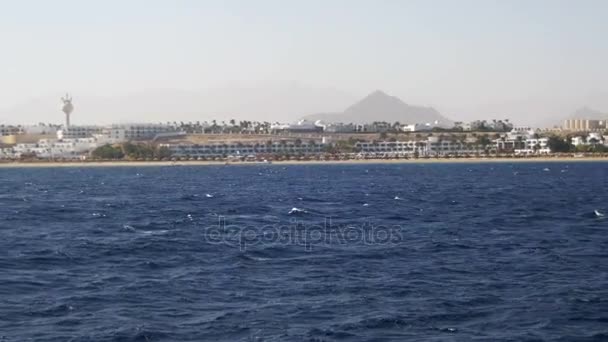 Морська прогулянка на Червоне море з видом на узбережжя Синайського півострова, Єгипту, Човен насолоди — стокове відео