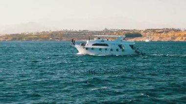 Zevk tekne yüzen Kızıldeniz sahilleri ve plajları Mısır arka plan üzerinde dalgaların üzerinde
