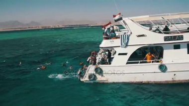 Sina Yarımadası, Mısır Kızıldeniz Resifi'nde yakınındaki turist ile dalış teknesi