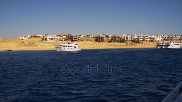 Boottocht op de pleziervaartuigen in de rode zee met uitzicht op de kust schiereiland Sinaï, Egypte — Stockvideo