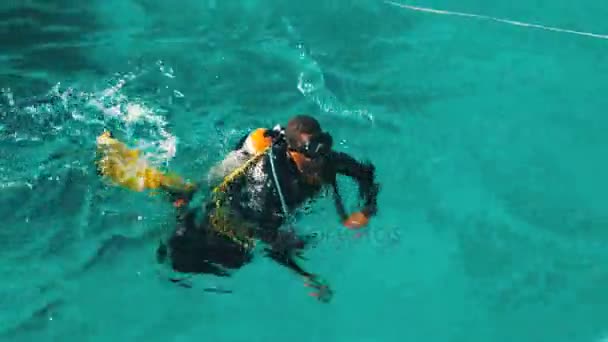 Potápěč v Rudém moři je příprava na potápění na útesu a plavání na vodě, Egypt. — Stock video