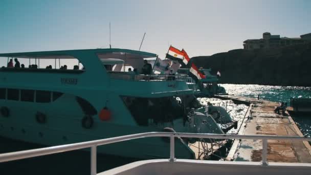 Ausflugsschiffe im Roten Meer mit den Touristen an der Seebrücke, Ägypten — Stockvideo