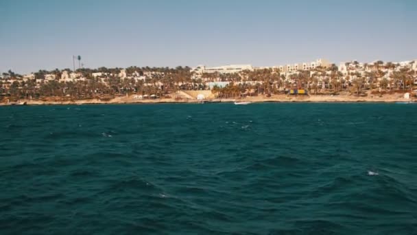 Paseo en barco en el placer Barco en el Mar Rojo con vistas a la costa Península del Sinaí, Egipto — Vídeo de stock