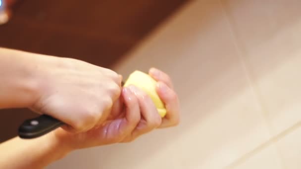 Peeling aardappelen in de keuken thuis. Slow Motion — Stockvideo