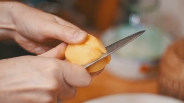 Пилинг картошки на домашней кухне. Slow Motion — стоковое видео