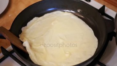 Krep, krep, börek kızartma tavası iç mutfak yapma. Ağır çekim