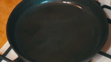 Hamur üzerinde sıcak tava düşüyor. Krep iç mutfak pişirme. Ağır çekim