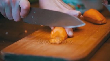 Doğrama kurulu ev mutfak üzerine dilimler halinde kesme havuç. Ağır çekim