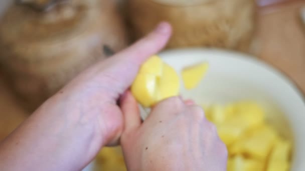 Peler les pommes de terre dans la cuisine maison. Mouvement lent — Video