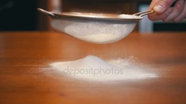 Un elek ev bir mutfak ahşap bir tablo aracılığıyla eleme. Ağır çekim