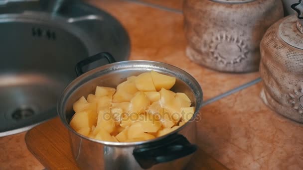 Pedaço de manteiga cai nas batatas em uma panela na cozinha doméstica. Movimento lento — Vídeo de Stock
