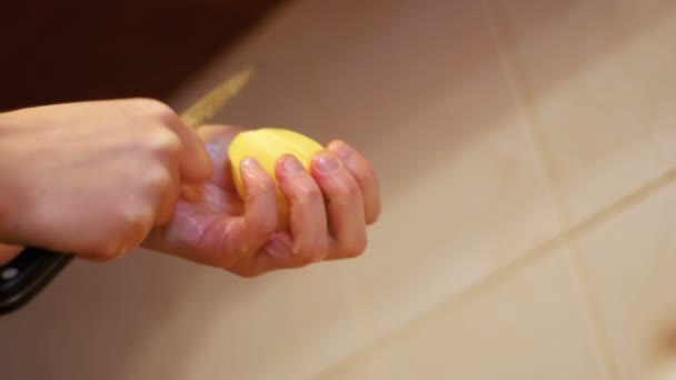 Descascando Batatas na Cozinha Doméstica. Movimento lento — Vídeo de Stock