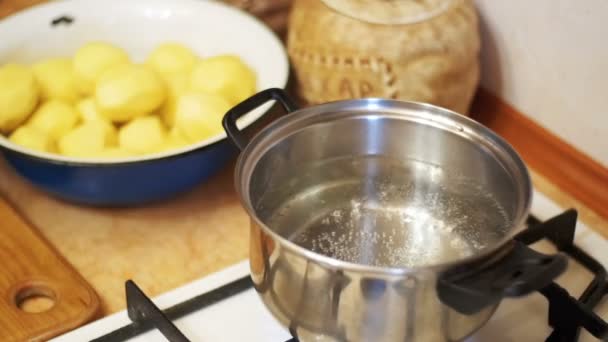 Sartén de agua hirviendo en la estufa en una cocina casera. Moción lenta . — Vídeos de Stock