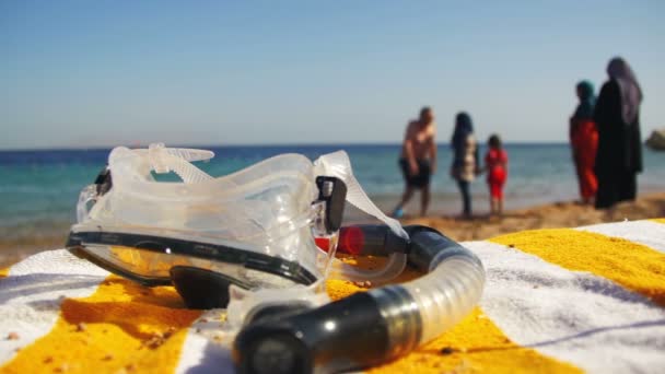 Búvárruha, egy cső a Snorkeling feküdt egy naplopó a háttérben a Vörös-tenger strandjától, Egyiptom — Stock videók