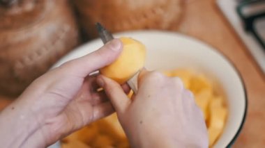 Ev mutfak patates soyarken oldu. Ağır çekim