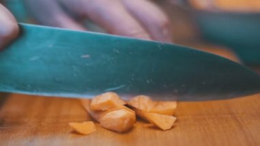 Doğrama kurulu ev mutfak üzerine dilimler halinde kesme havuç. Ağır çekim