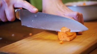 Doğrama kurulu ev mutfak üzerine dilimler halinde kesme havuç. Ağır çekim