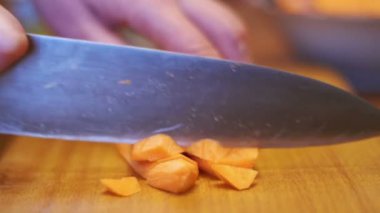 Doğrama kurulu ev mutfak üzerine dilimler halinde kesme havuç. Ağır çekim