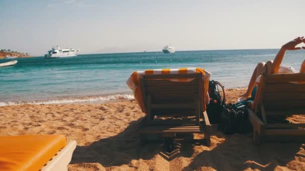 Vila på Röda havet, flickan på en solstol vid havet — Stockvideo