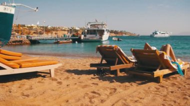 Red Sea, Mısır'daki deniz manzaralı bir tembel kız dinlenme