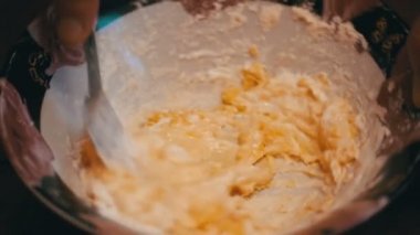 Çırpma yumurta bir kase un ile yavaş çekimde bir çatal ile