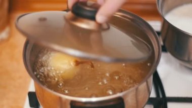 Soğan kaynar su bir esrar evde soba hazırlanır. Ağır çekim