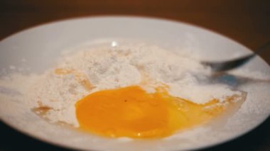 Çırpma yumurta bir kase un ile yavaş çekimde bir çatal ile