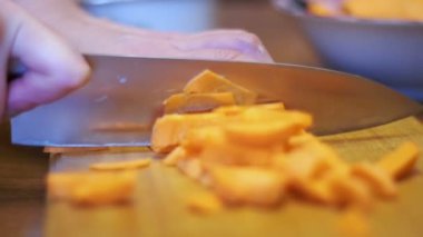 Doğrama kurulu ev mutfak üzerine dilimler halinde kesme havuç. Ağır çekim