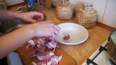 Kadın Şef atar ev mutfak üzerinde bir kasede et dilimlenmiş. Ağır çekim