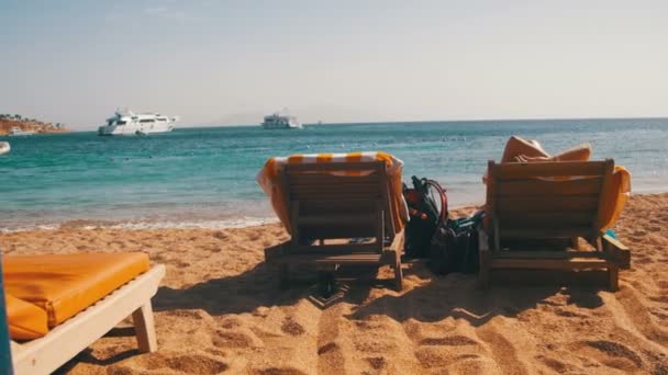 Descanse no Mar Vermelho, a garota em uma espreguiçadeira com vista para o mar — Vídeo de Stock