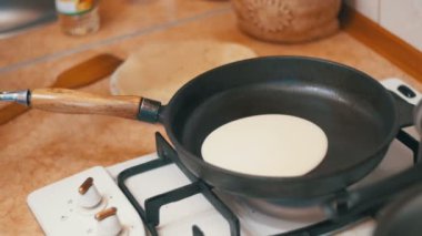 Krep, krep, börek kızartma tavası iç mutfak yapma. Ağır çekim