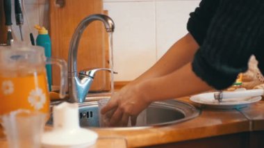 Kadın eve mutfakta bulaşık. Ağır çekim