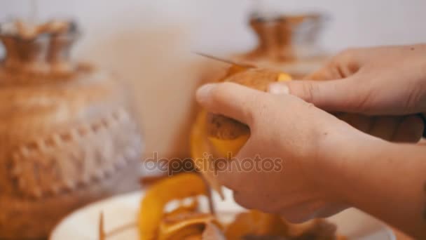 Pelar papas en la cocina casera — Vídeos de Stock