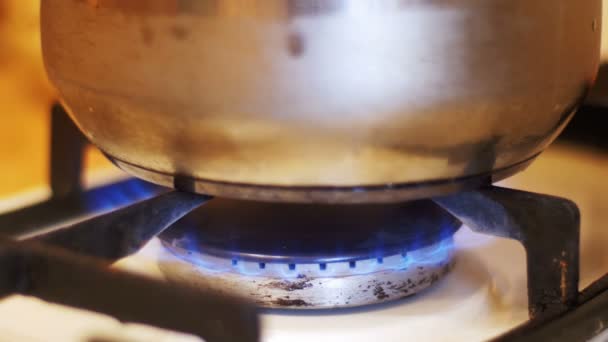 Кипіння горщик знаходиться на газ піч. Приготування їжі в домашніх умовах — стокове відео
