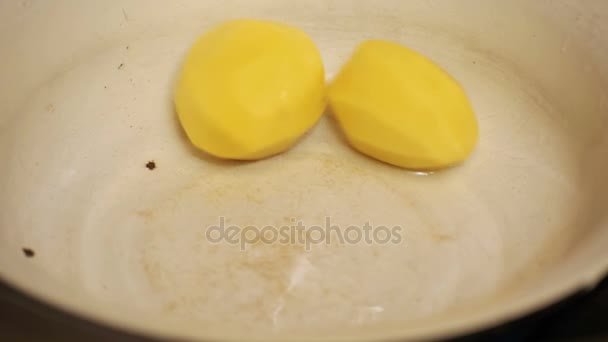 Ξεφλουδισμένες πατάτες στο μπολ αιφνιδιαστικά στην κουζίνα στο σπίτι — Αρχείο Βίντεο