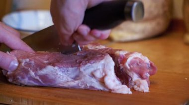 Kadın Şef atar ev mutfakta bir kesme tahtası üzerinde et dilimlenmiş