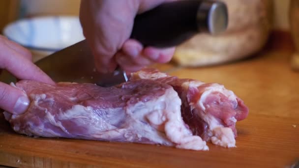 Mulher Chef joga carne fatiada em uma placa de corte na cozinha em casa — Vídeo de Stock