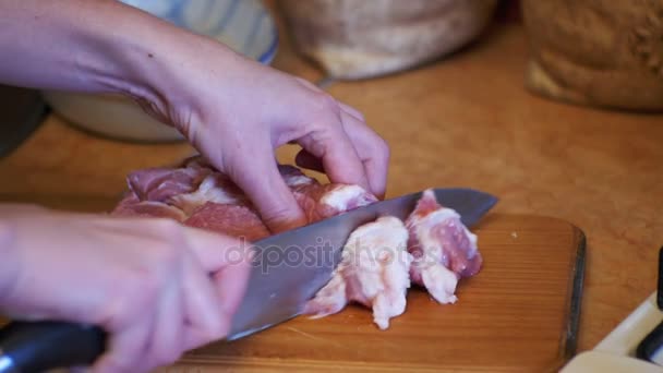 Mãos cortando carne fresca, cortando carne em uma placa de cozinha, cortando carne crua — Vídeo de Stock